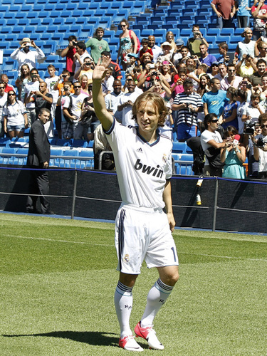 欧联对阵格拉茨风暴，卡拉布里亚打进挑球过人后精彩进球