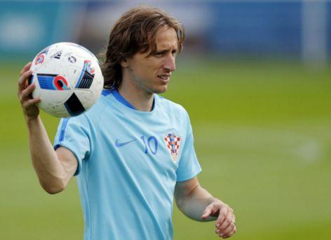 莱奥一剑封喉，AC米兰1-0复仇拉齐奥，登顶意甲积分榜坐山观虎斗